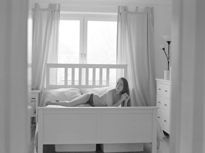Anastasia auf ihrem Bett Akt Erotik Boudoir Fotograf sexy Homeshooting nackt