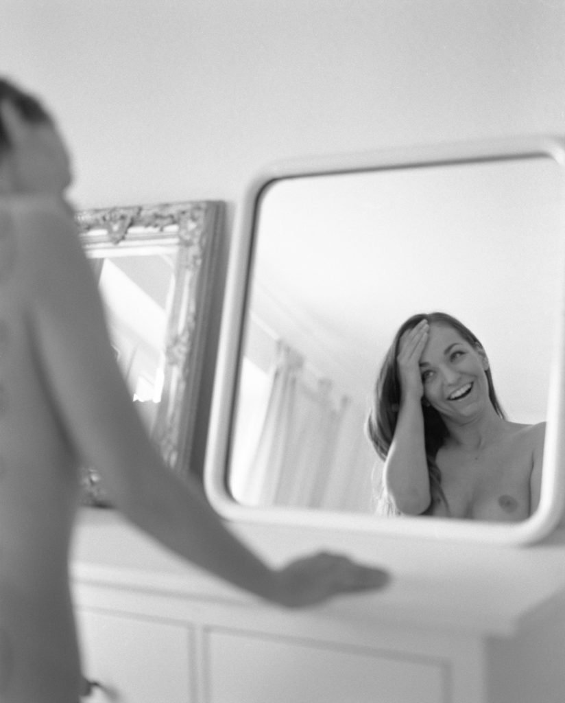 Anastasia schaut in ihren Spiegel Anastasia auf ihrem Bett Akt Erotik Boudoir Fotograf sexy Homeshooting nackt