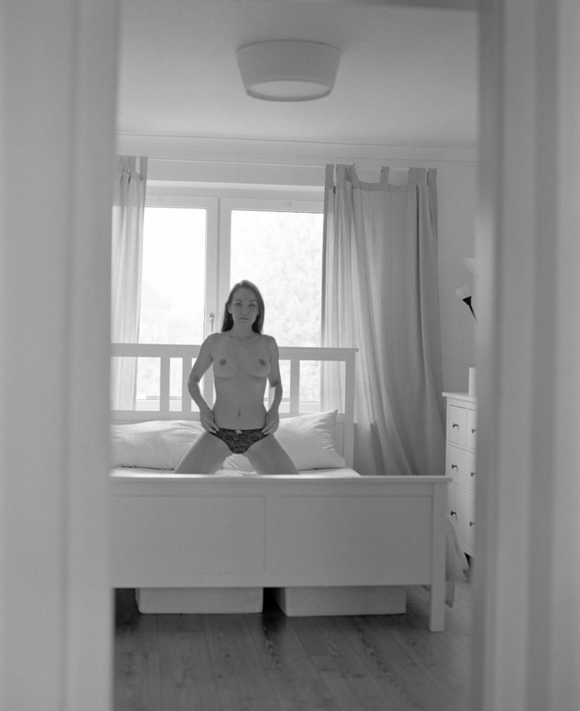 Anastasia auf ihrem Bett Akt Erotik Boudoir Fotograf sexy Homeshooting nackt