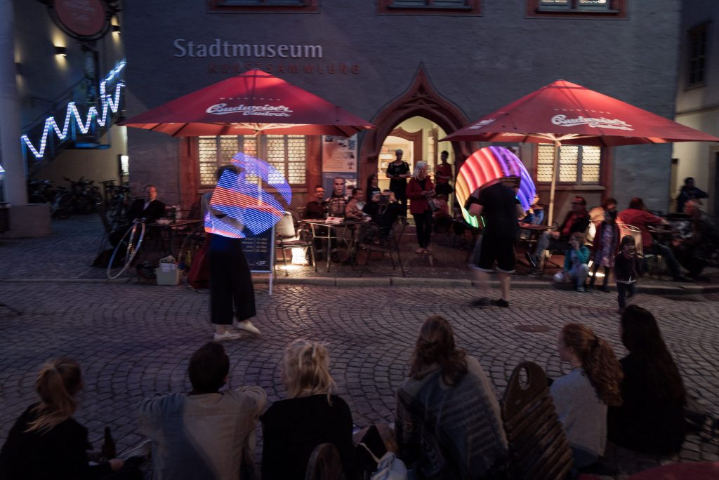 Tanzvorführung vor dem Stadtmuseum Jena
